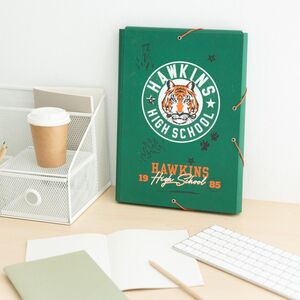 CARPETA GOMAS Y SOLAPAS ERIK STRANGER THINGS HIGH SCHOOL